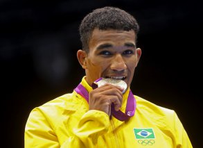 Boxe: Esquiva vira profissional com projeto de título mundial