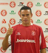 Campeão da América e do Mundo pelo Inter, zagueiro acerta com rival gaúcho