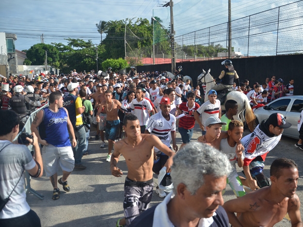 PMs obrigam organizada do Santa Cruz a cantar música de maior rival