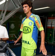 Lateral-esquerdo troca o Palmeiras por rival do Paulistão