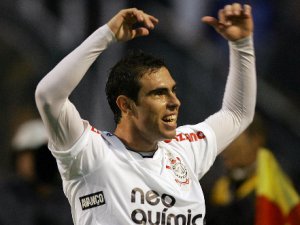 Ex-meia do Corinthians admite chance de defender o Palmeiras em 2014