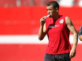 Meia argentino discute com Caio e leva bronca de técnico do Inter