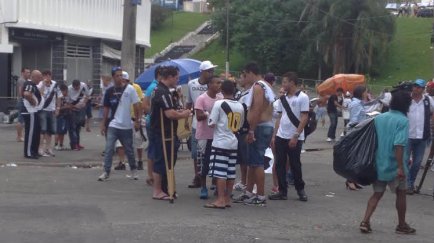 Cambistas agem no Majestoso antes da decisão desta quarta