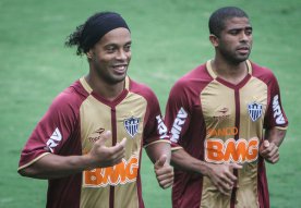 Recuperados, Ronaldinho e Réver treinam entre titulares do Atlético-MG