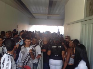 Confusão envolvendo rojões mancha a revista aos torcedores no Majestoso