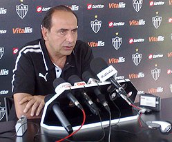 Com salário atrasado e verba bloqueada, Atlético-MG pede socorro à Dilma