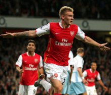 INGLÊS: Arsenal vence e mantém distância na ponta