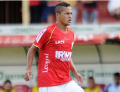 Ex-meia do São Paulo acusa Lusa de pagar só parte do elenco