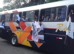Ponte adota tática ‘anti-cambista’ e dá 4 ônibus de graça para Argentina