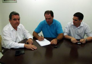 Pernambucano: Santa Cruz renova com treinador campeão da Série C