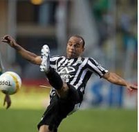 Ele fica! Lateral acerta detalhes com a diretoria e deve renovar com o Santos