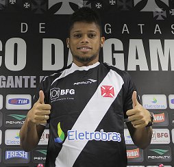 Atacante encrenca treina com elenco, mas segue afastado no Vasco