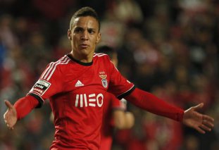 PORTUGUÊS: Benfica apenas empata, mas assume a liderança provisória