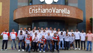 Mineiro: Ao lado do elenco, técnico do Nacional visita Hospital do Câncer