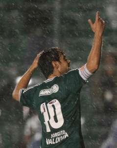 Treinador de time espanhol confirma interesse em Valdívia