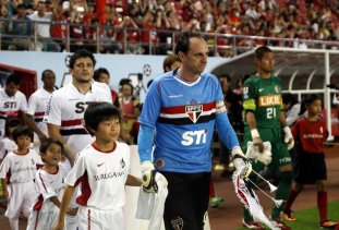 Ele fica! Rogério Ceni renova por um ano com o São Paulo