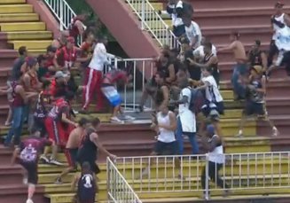 Briga de torcidas interrompe jogo Atlético-PR x Vasco