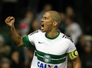 Após vitória, Alex não sabe se fica no Coritiba e critica presidente