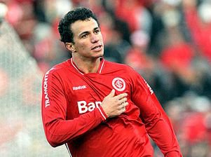 Santos acerta base salarial com ex-atacante da Seleção