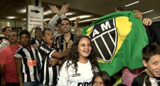 Antes do Mundial, multidão apoia Atlético-MG em aeroporto