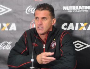 Técnico do Atlético-PR critica Vasco por buscar pontos no ‘tapetão’
