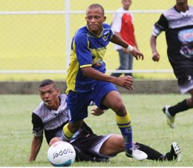 Jogador do Resende é assassinado com quatro tiros na porta de casa