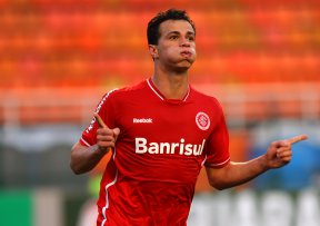 Santos busca parceiro para contratar ex-atacante da Seleção