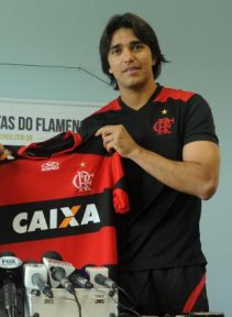 Flamengo libera atacante boliviano e promete reforços