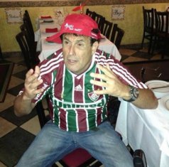 Serginho usa fio dental na praia de Copacabana…Pegadinha do Malandro!