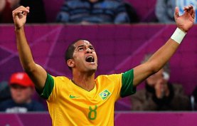 Vai levar? Ex-volante do Vasco é oferecido ao Corinthians