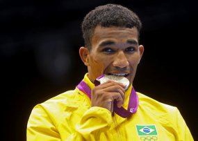 Boxe:  Estreia de Esquiva Falcão no  profissional é antecipada