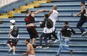 Torcedor do Atlético-PR deixa o hospital em Joinville