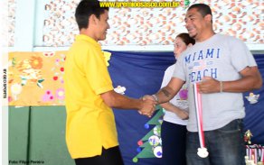 Vampeta entrega premiação em colégio de Osasco