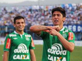 Lateral ainda vive indecisão entre Chapecoense e São Caetano