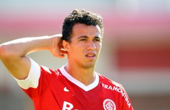 Santos espera fechar com ex-atacante do Inter até terça