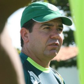 Livre, ex-técnico do Goiás entra na mira do Grêmio para 2014