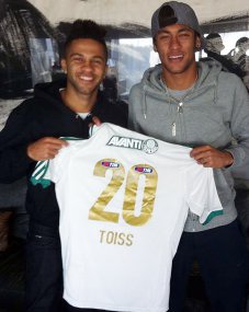 Palmeirense na infância, Neymar ganha uniforme de meia do Palmeiras