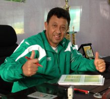 Lorival Santos se destaca no exterior, mas balança com pedido familiar