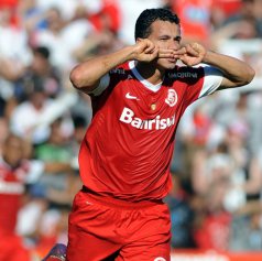 Santos anuncia contratação de artilheiro de rival do Brasileirão