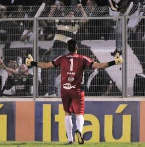 Após novela, ídolo da torcida renova com a Ponte por um ano