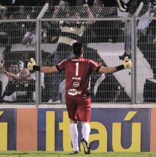 Após novela, ídolo da torcida renova com a Ponte por um ano