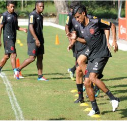 Carioca: Léo Moura renova contrato com o Fla até fim de 2014