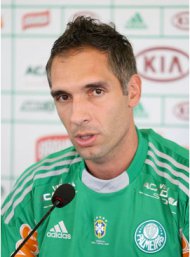 Fernando Prass visita crianças no Hospital Pequeno Príncipe