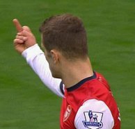 Inglês: Meia do Arsenal pega 2 jogos de pena por gesto obsceno