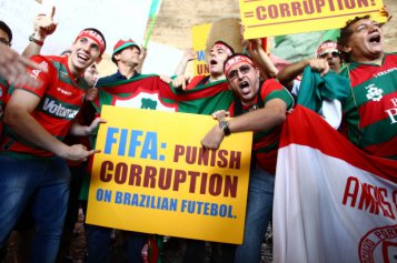 Torcida da Portuguesa interdita, de novo, a Paulista para protestar contra o STJD