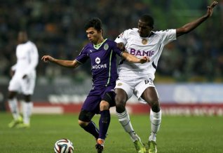 PORTUGUÊS: Sporting só empata, mas ainda assim é líder