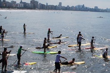 “Remada Solidária” arrecada 70 panetones para famílias carentes de Santos