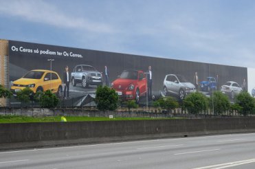 Volkswagen exibe novo painel com imagens gigantes “Dos Caras” e “Dos Carros”