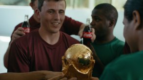 Coca-Cola realiza sonho e jogadores cegos tocam na taça da Copa do Mundo