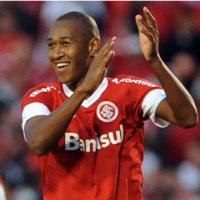 São Paulo observa lateral de rival do Brasileirão